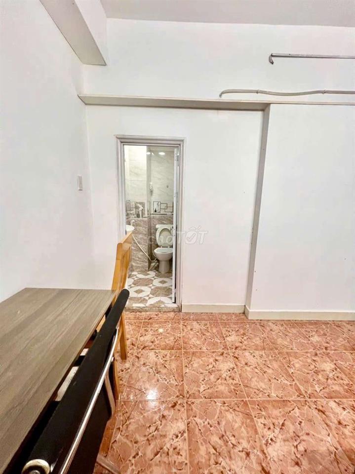 Phòng full nội thất, cửa sổ trời