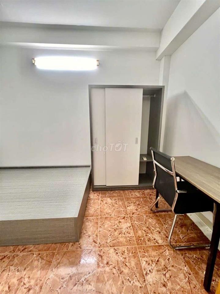 Phòng full nội thất, cửa sổ trời