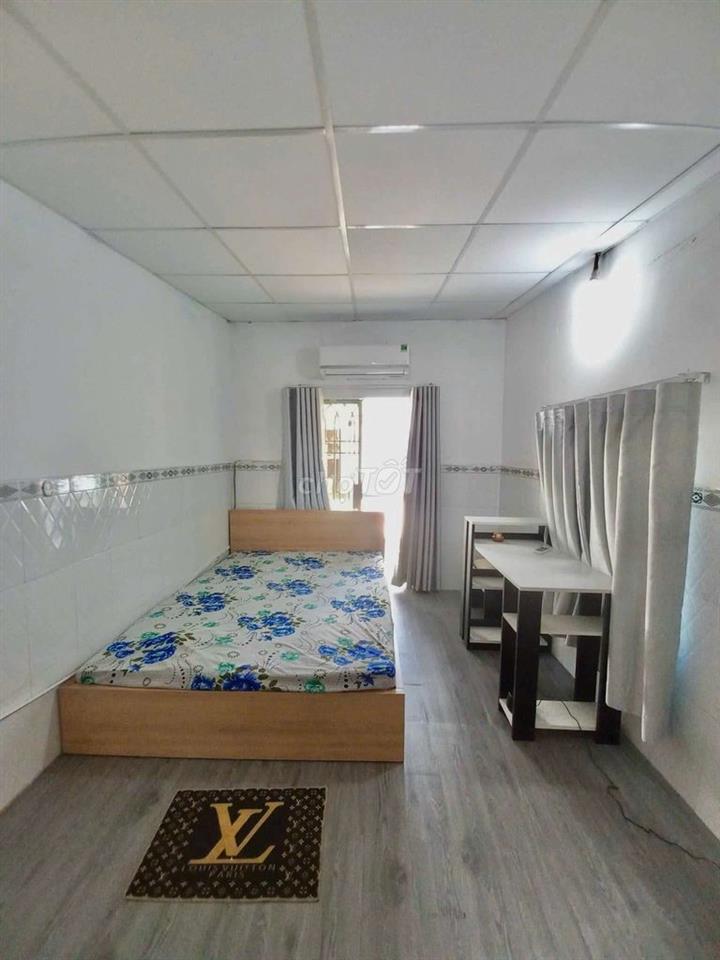 Phòng ở 329 đường Trần Hưng Đạo gần Bùi Viện có bancol