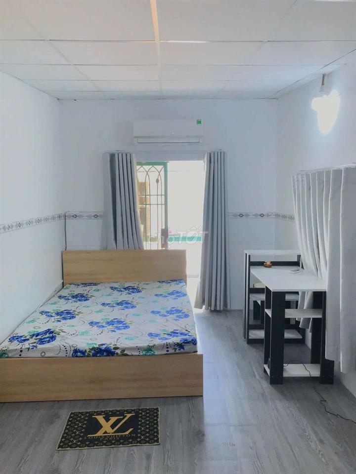 Phòng ở 329 đường Trần Hưng Đạo gần Bùi Viện có bancol
