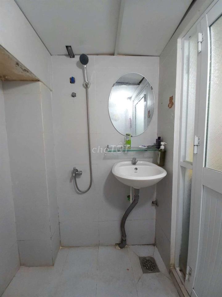 Phòng ở 329 đường Trần Hưng Đạo gần Bùi Viện có bancol
