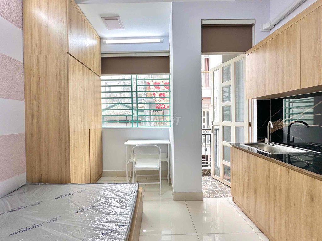 STUDIO FULL NỘI THẤT BAN CÔNG NGAY THÍCH QUẢNG ĐỨC