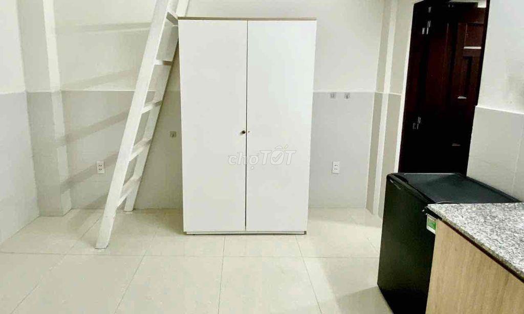 CHO THUÊ CĂN HỘ CAO CẤP CÓ CỬA SỐ BAN CÔNG LỚN