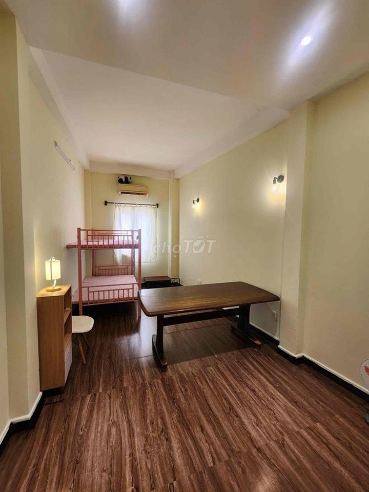 phòng 28m2 ở ngã tư hàng xanh