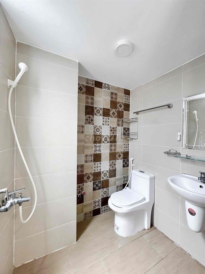 Căn hộ full nội thất ban công lớn khu Ngã Tư Phú Nhuận - Chợ Bà Chiểu