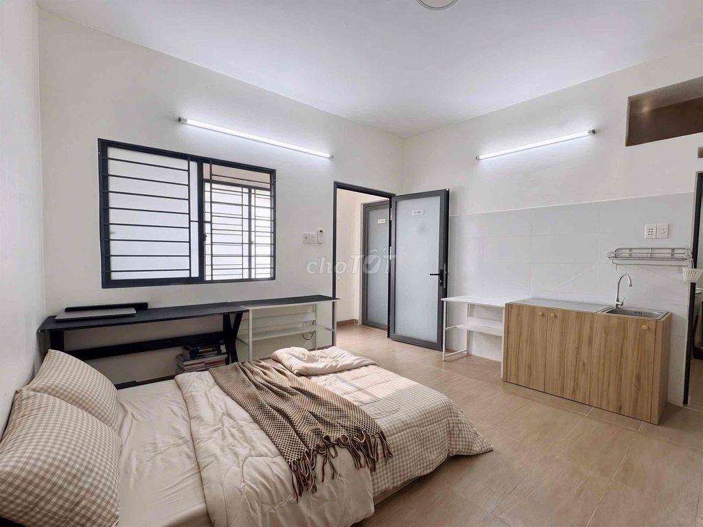 Căn hộ full nội thất ban công lớn khu Ngã Tư Phú Nhuận - Chợ Bà Chiểu