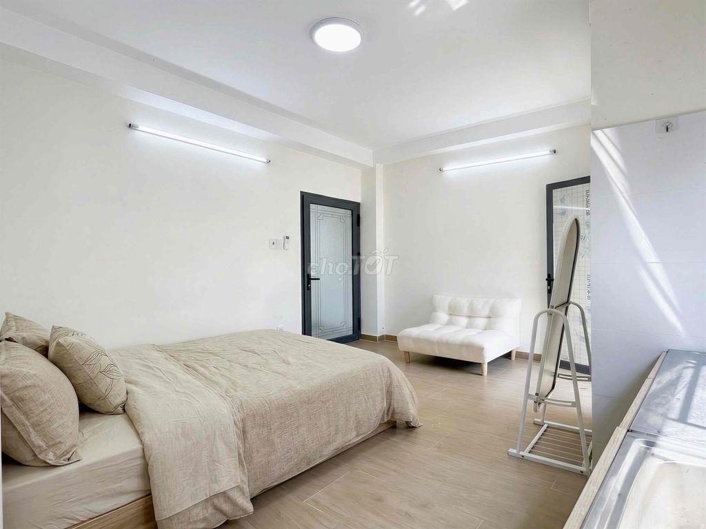 Căn hộ full nội thất ban công lớn khu Ngã Tư Phú Nhuận - Chợ Bà Chiểu