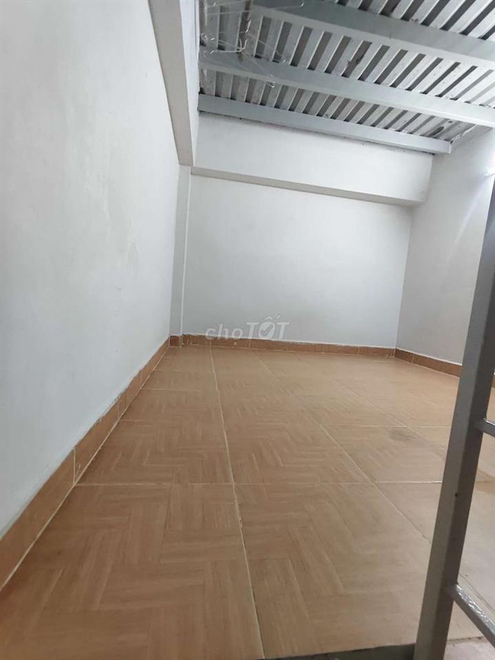 Ptrọ có gác cao 2m Khu vực hàng xanh cầu SG gần nhiều trường ĐH