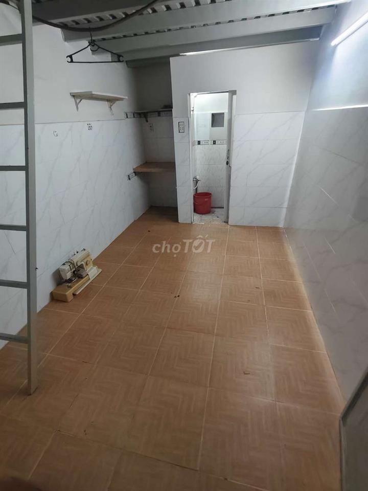 Ptrọ có gác cao 2m Khu vực hàng xanh cầu SG gần nhiều trường ĐH