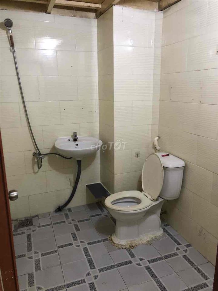 Phòng ngã 4 Phú Nhuận, cach Kinh tế Đối ngoai 50m.