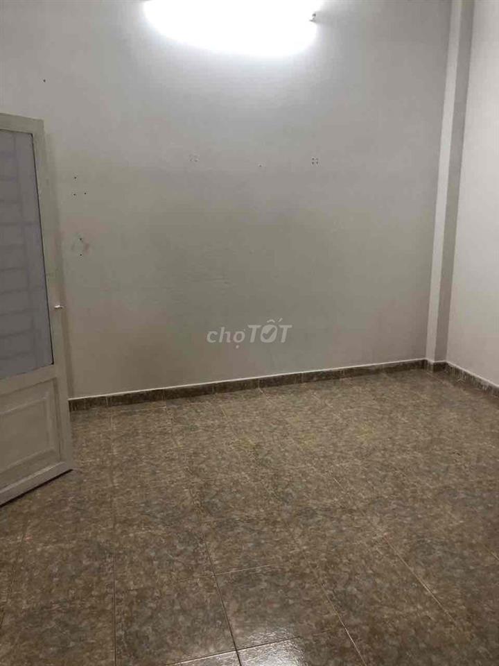 Phòng ngã 4 Phú Nhuận, cach Kinh tế Đối ngoai 50m.