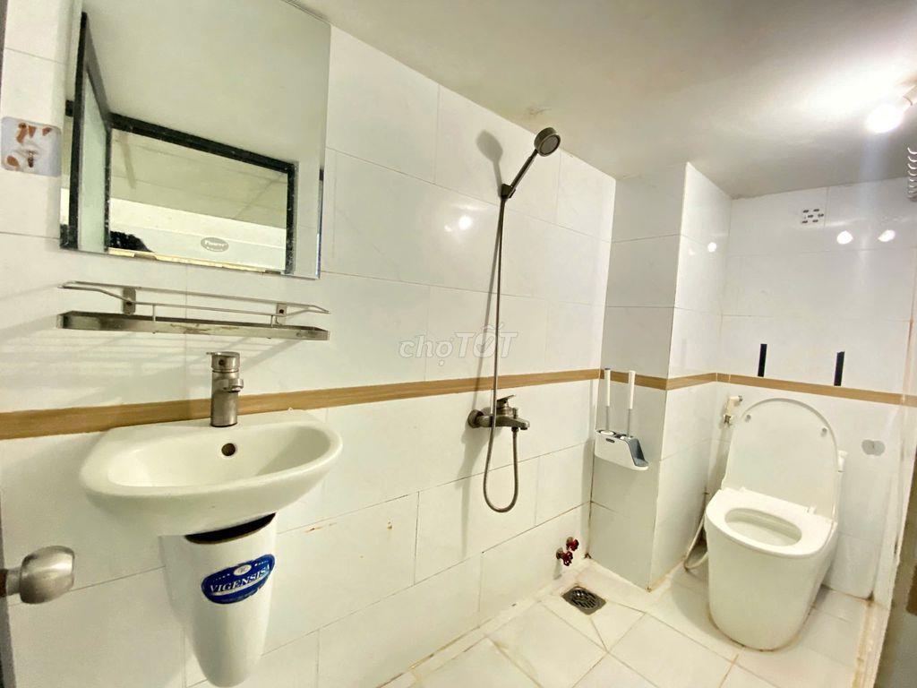 Gần ĐH Công Thương TP.HCM, chợ Phạm Văn Bạch, Emart Phan Huy Ích.