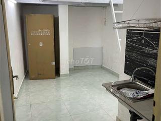 phòng cho không chung chủ, tầng trệt, máy lạnh, tolet riêng
