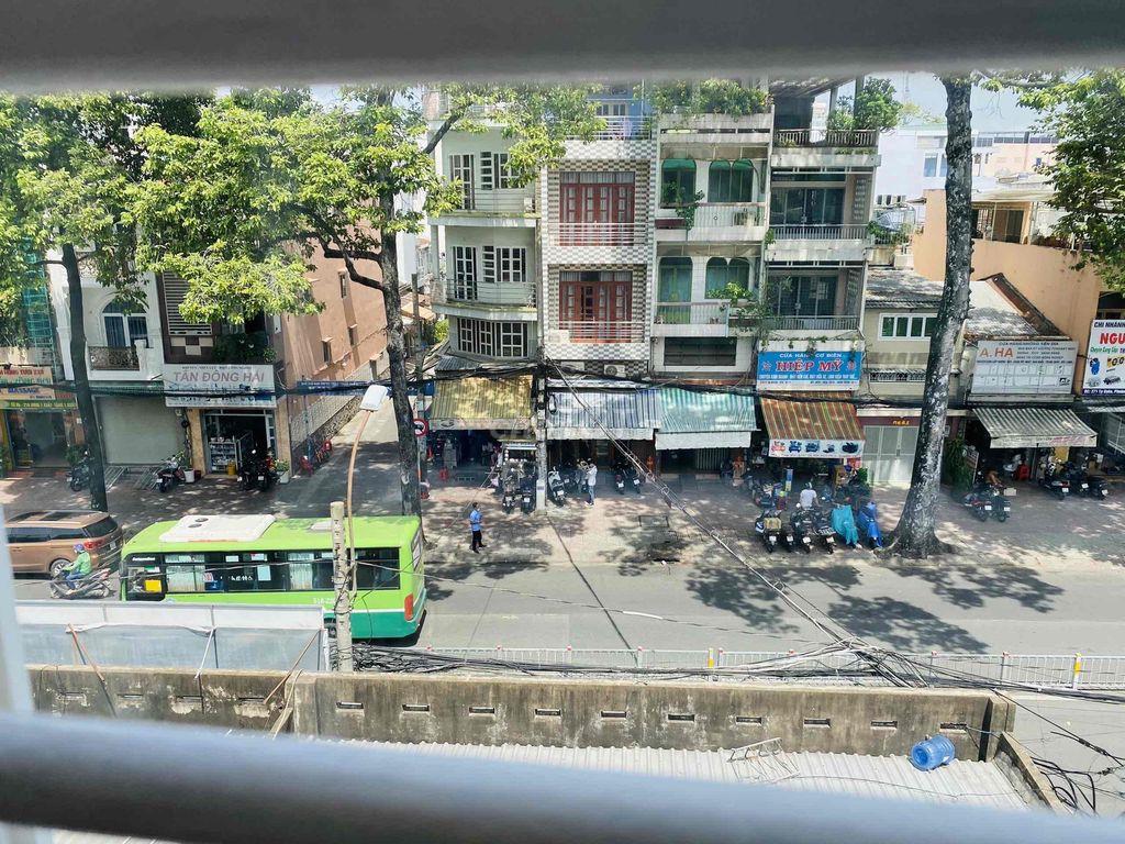 ĐH YDược TP.HCM (1km), ĐH Bách Khoa (1.5km), UEH, ĐH Sư Phạm, ĐHSaiGon