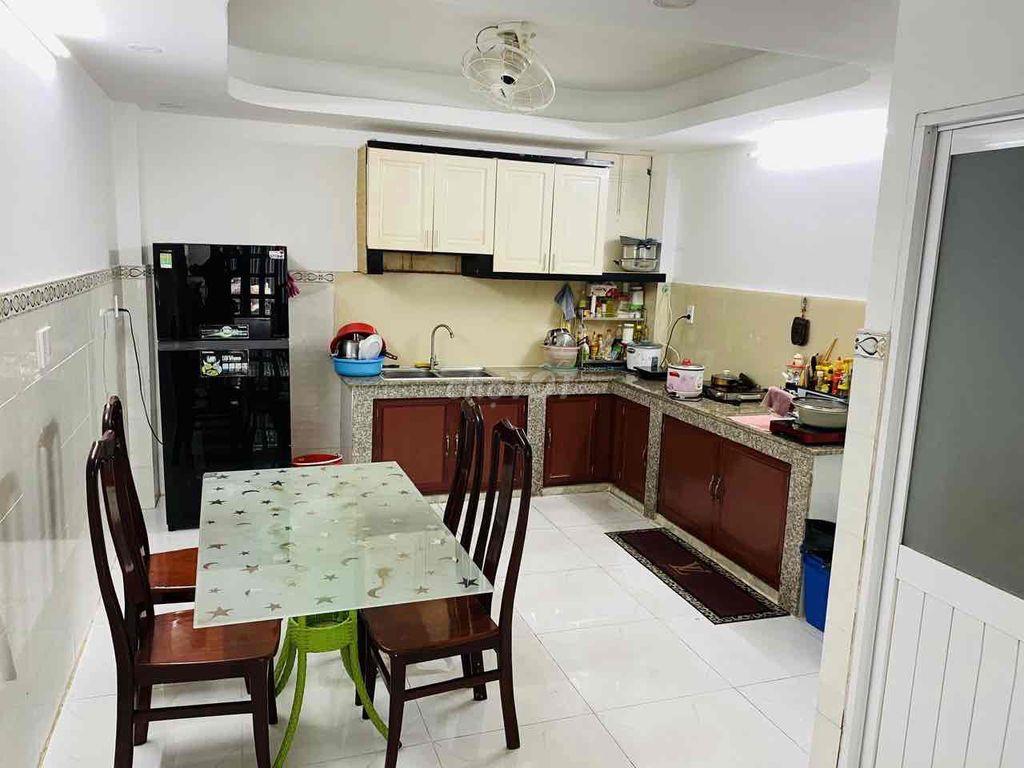 ĐH YDược TP.HCM (1km), ĐH Bách Khoa (1.5km), UEH, ĐH Sư Phạm, ĐHSaiGon