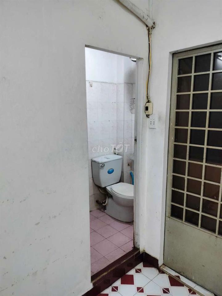Cho Thuê Nguyên Tầng 1 Có WC Riêng, Máy Lạnh, Rộng Rãi Thoáng Mát