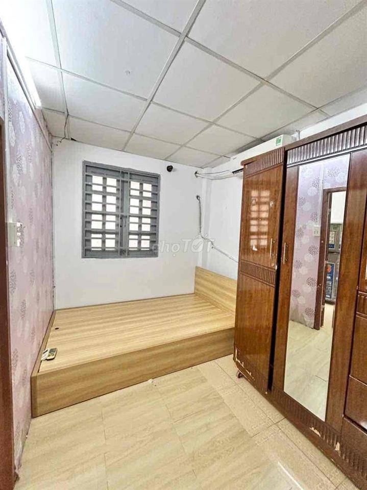 🏠 2PN + 1 phòng bếp. Đang sơn sửa. Khu Etown - Phòng cửa sổ