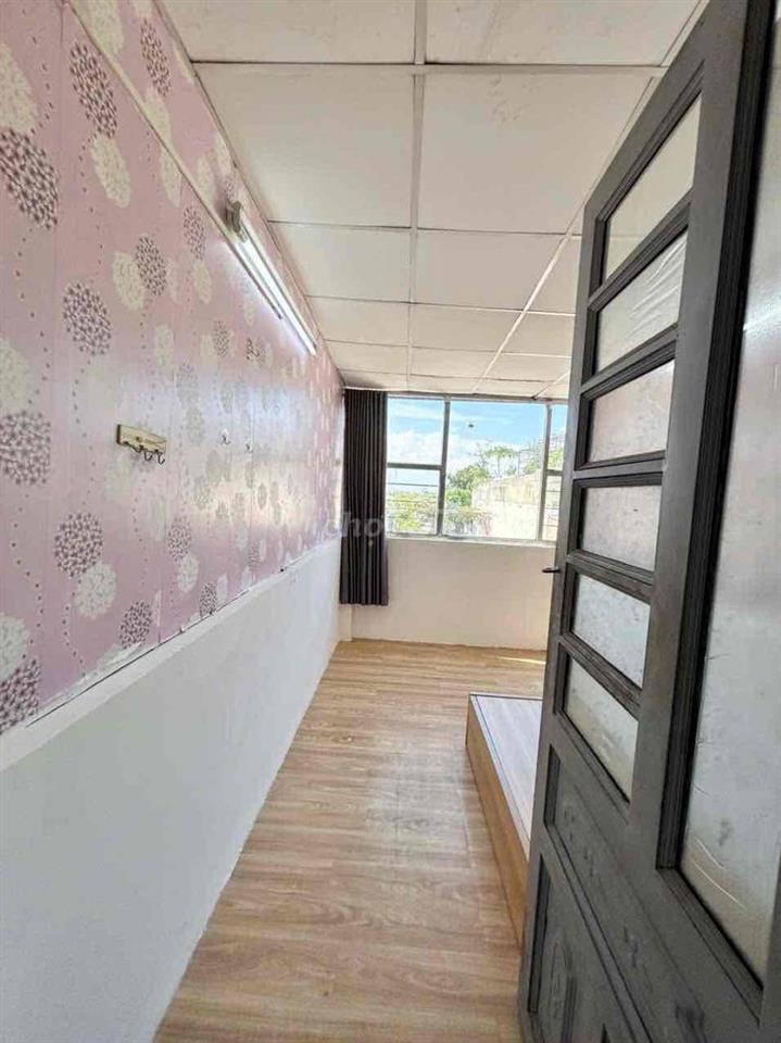 🏠 2PN + 1 phòng bếp. Đang sơn sửa. Khu Etown - Phòng cửa sổ