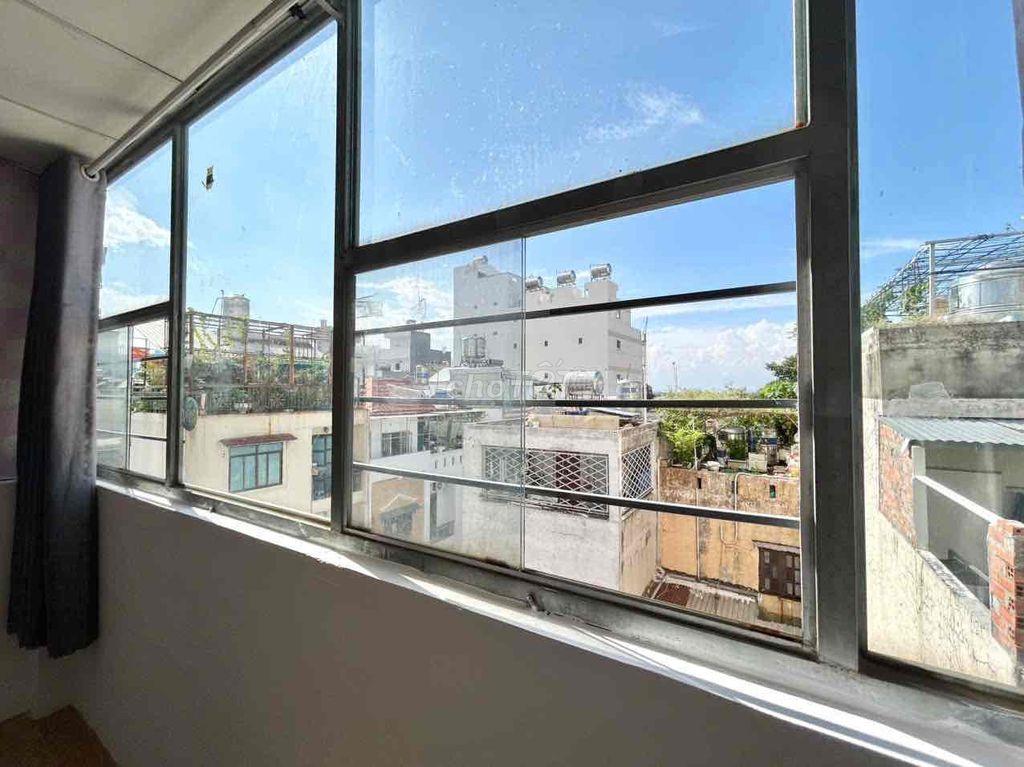 🏠 2PN + 1 phòng bếp. Đang sơn sửa. Khu Etown - Phòng cửa sổ
