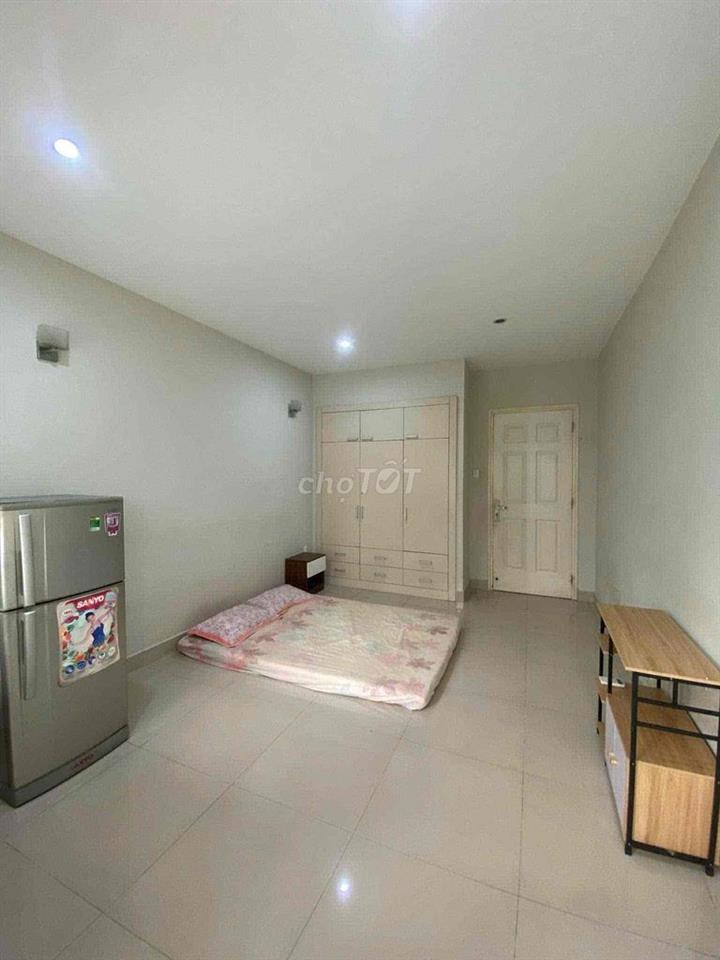 Căn Studio ban công rộng nhìn ra vườn của căn biệt thự