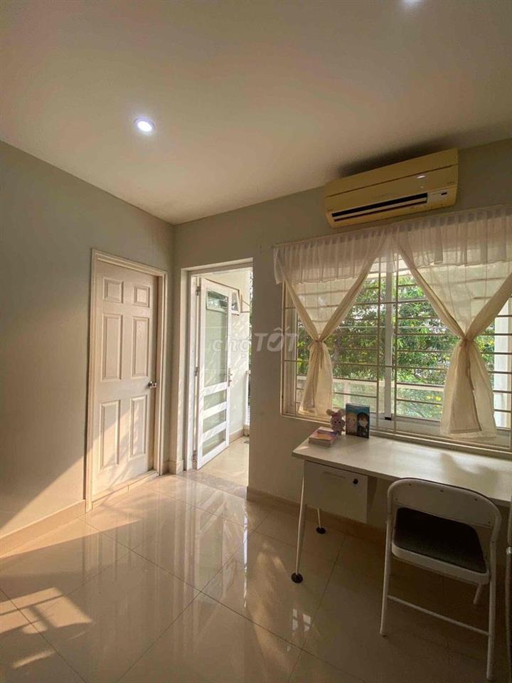 Căn Studio ban công rộng nhìn ra vườn của căn biệt thự
