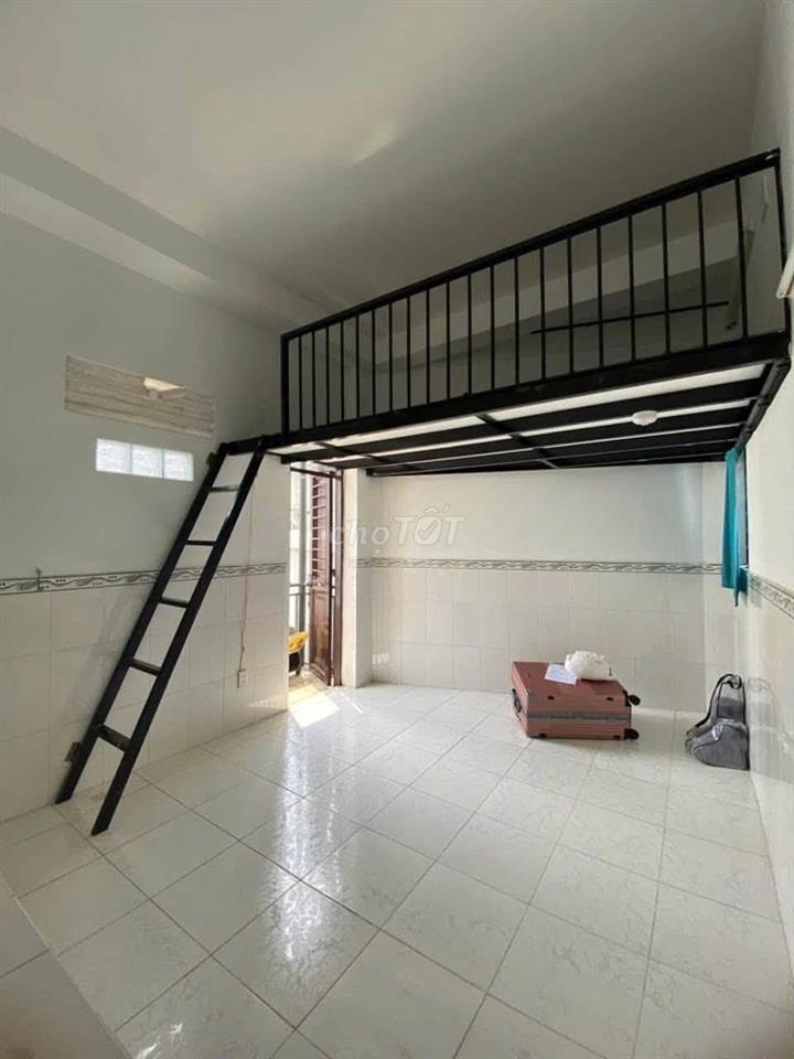 Nhượng phòng duplex ngay Ngã 4 Hàng Xanh