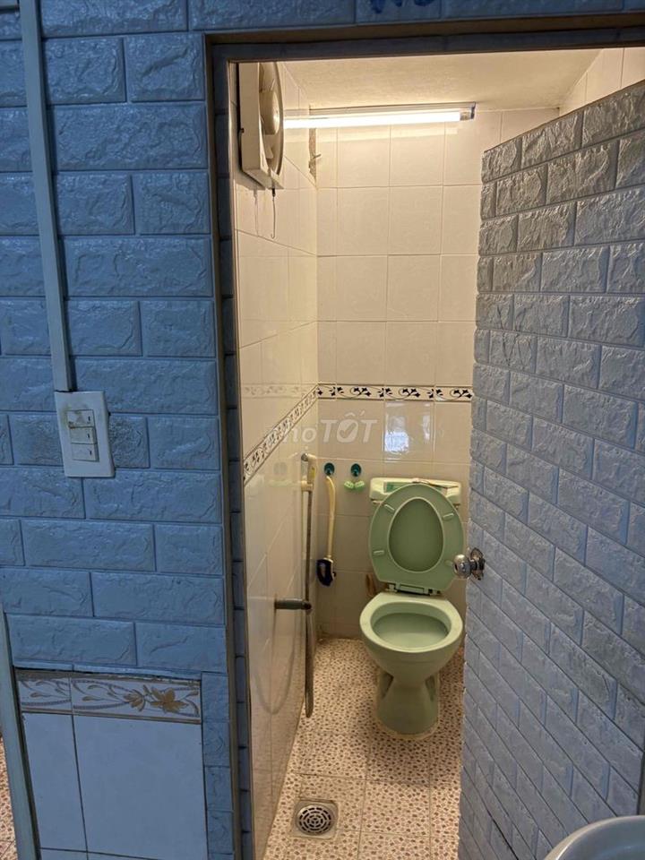 cho thuê phòng trống lầu 01, có ban công, toilet riêng biệt