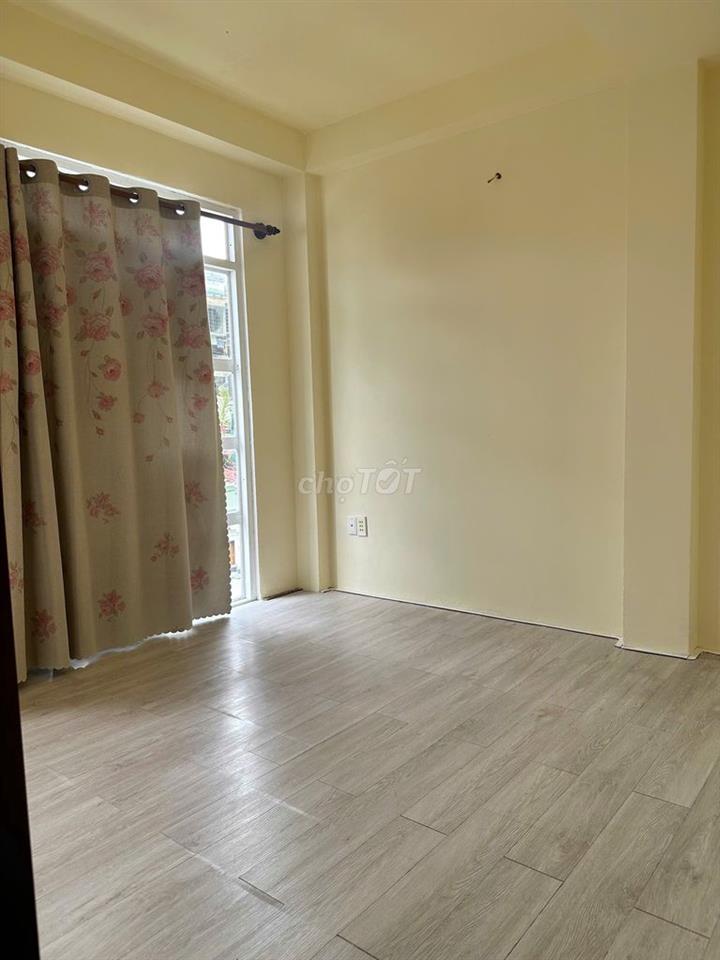 Phòng mới cửa sổ to, cửa ban công to ngập sáng bao điện nước