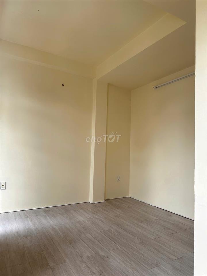 Phòng mới cửa sổ to, cửa ban công to ngập sáng bao điện nước