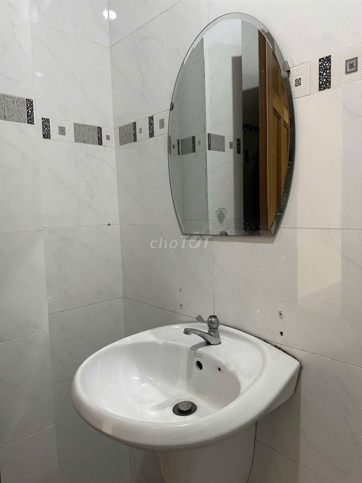 Phòng mới cửa sổ to, cửa ban công to ngập sáng bao điện nước