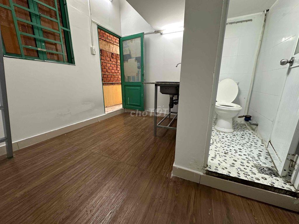 còn phòng cho thuê( sau trường hồng bàng ) máy lạnh gác wc riêng