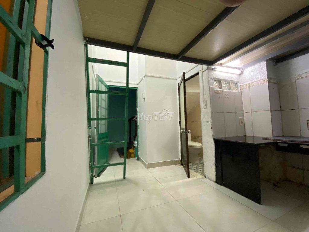 còn phòng cho thuê chính chủ sau trường hồng bàng có máy lạnh gác