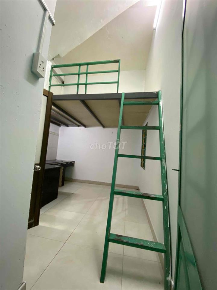 còn phòng cho thuê chính chủ sau trường hồng bàng có máy lạnh gác