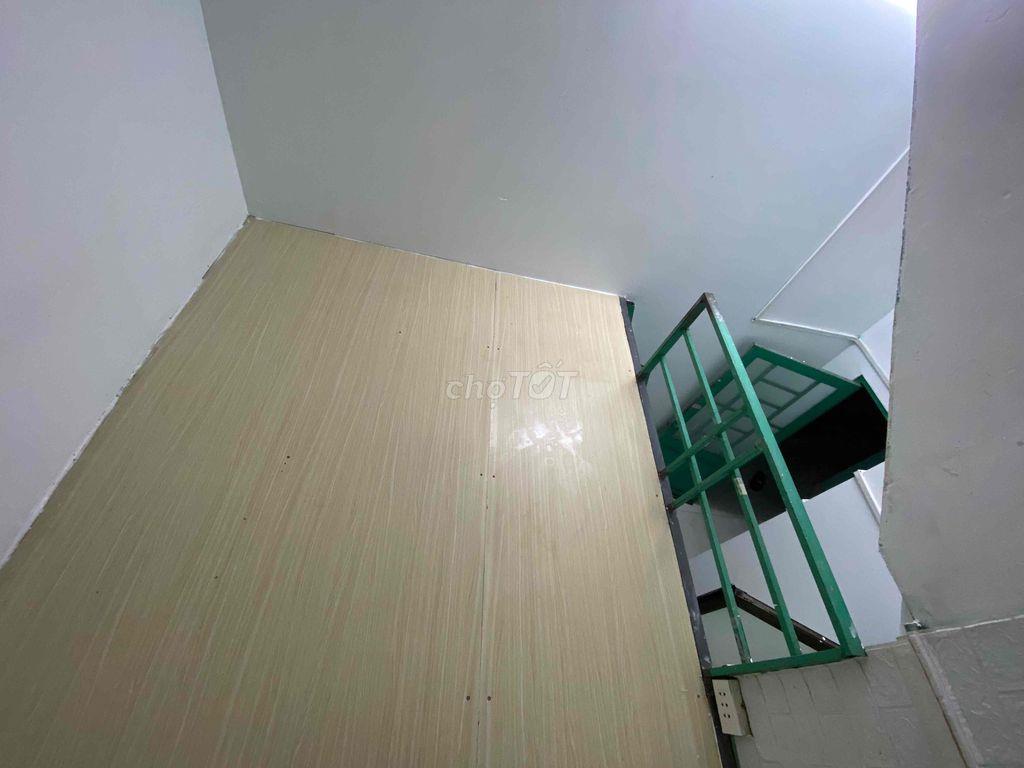 còn phòng cho thuê chính chủ sau trường hồng bàng có máy lạnh gác