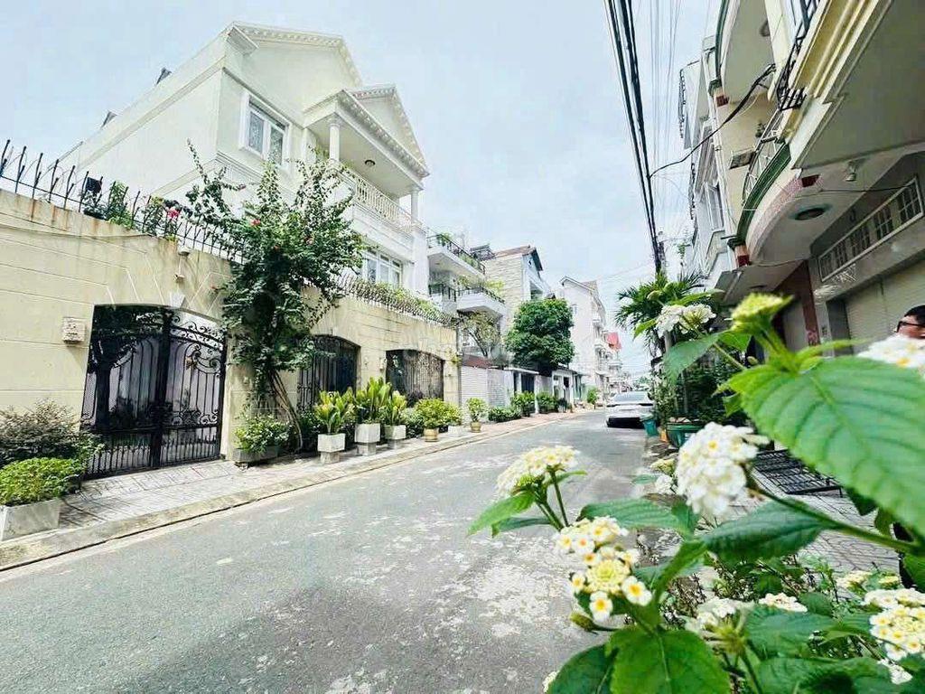 Biệt thự 1T2L 2 phòng khách, phòng ăn, 5pn, 5 toilet, garage ôtô
