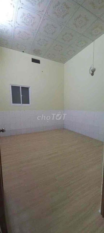 Nhà nguyên căn 1PN 1WC có sân xe, gần chợ, gần Copmart sạch sẽ