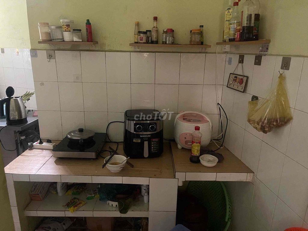 Nhà nguyên căn 1PN 1WC có sân xe, gần chợ, gần Copmart sạch sẽ