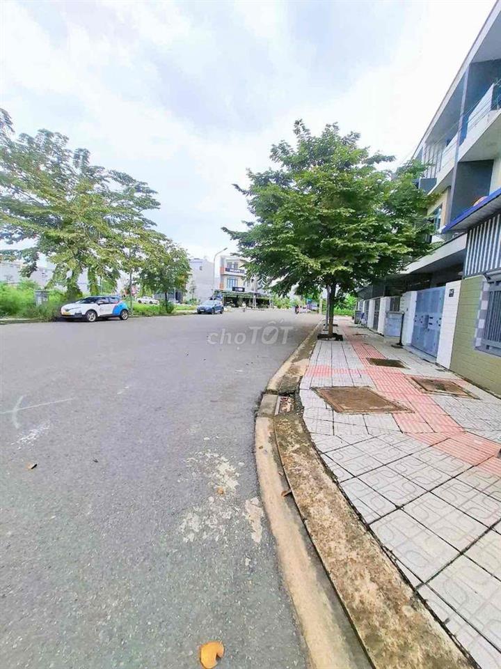 Cho thuê nhà 1 trệt 2 lầu góc 2 mặt tiền KDC Bửu Long 3