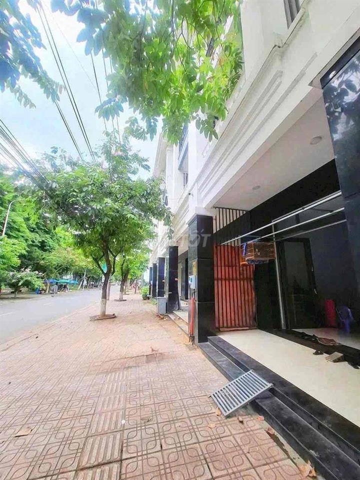 Cho thuê nhà 1 trệt 1 lầu gần cổng sau bon chen, phường bửu hòa