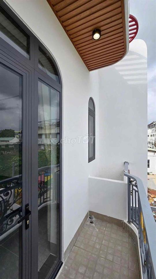Hạ giá 200tr, cần bán nhanh nhà lầu mới xây gần KDL Bửu Long