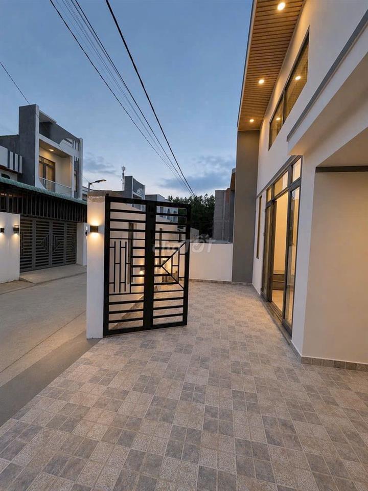 Nhà Gác Lửng Ngang 8m - Sân ô tô thoải mái. TRẢ TRƯỚC 500TR NHẬN NHÀ