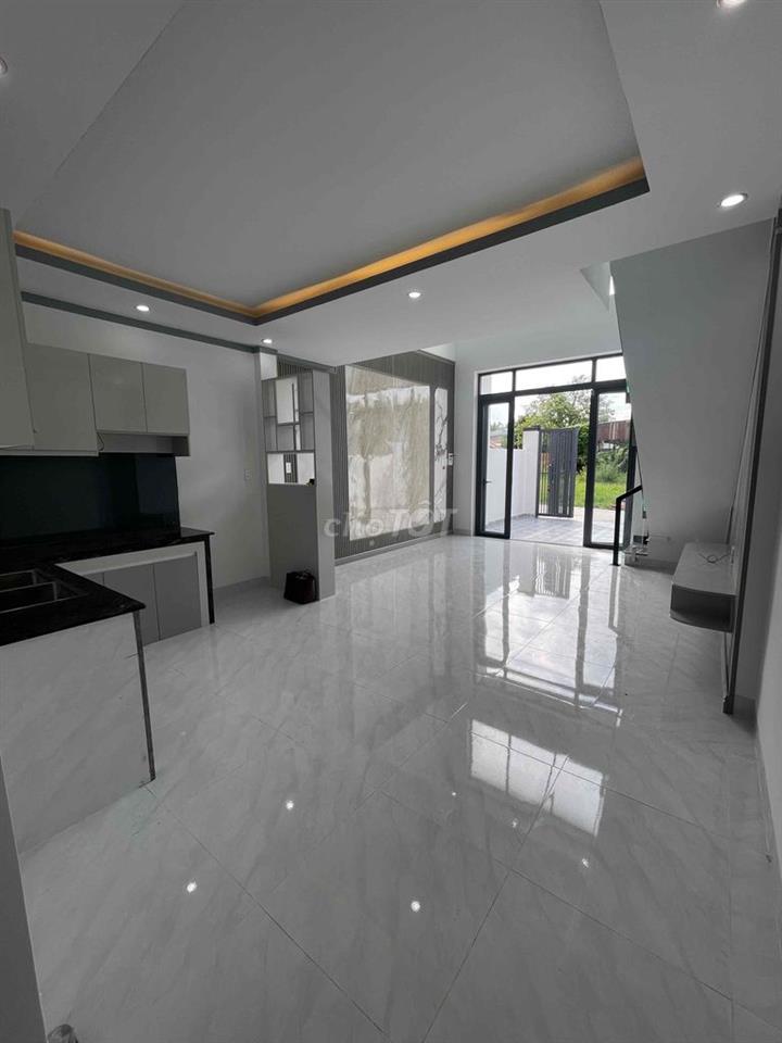 Nhà gác lửng sổ hồng riêng 3 PN+ Sân ôtô riêng