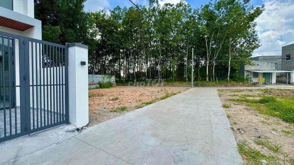 Nhà gác lửng sổ hồng riêng 3 PN+ Sân ôtô riêng