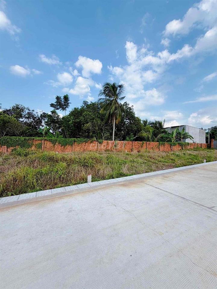 chủ bán gấp lô đất 2 mặt tiền đường 7m long khánh