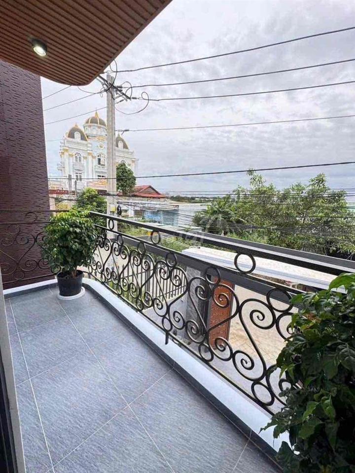 nhà mặt tiền 110m2 , 3 phòng ngủ đường 768 biên hoà