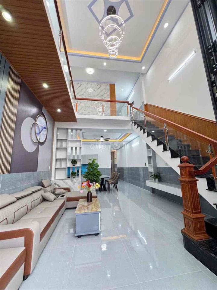nhà mặt tiền 110m2 , 3 phòng ngủ đường 768 biên hoà