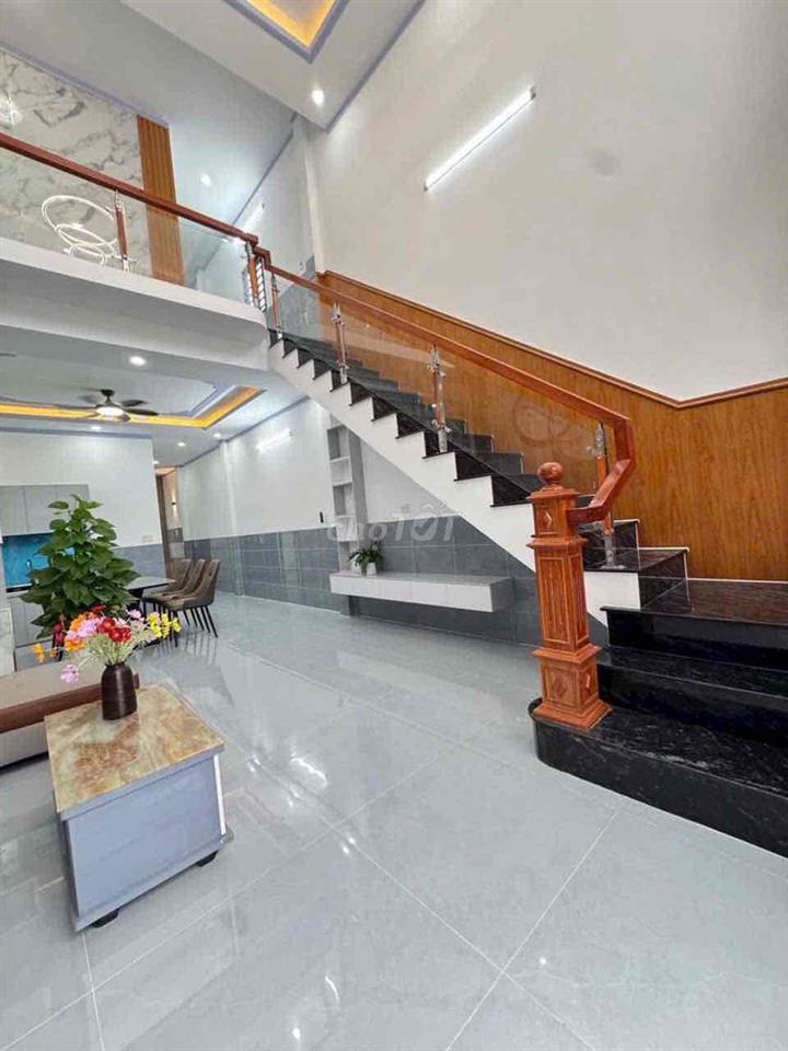 nhà mặt tiền 110m2 , 3 phòng ngủ đường 768 biên hoà