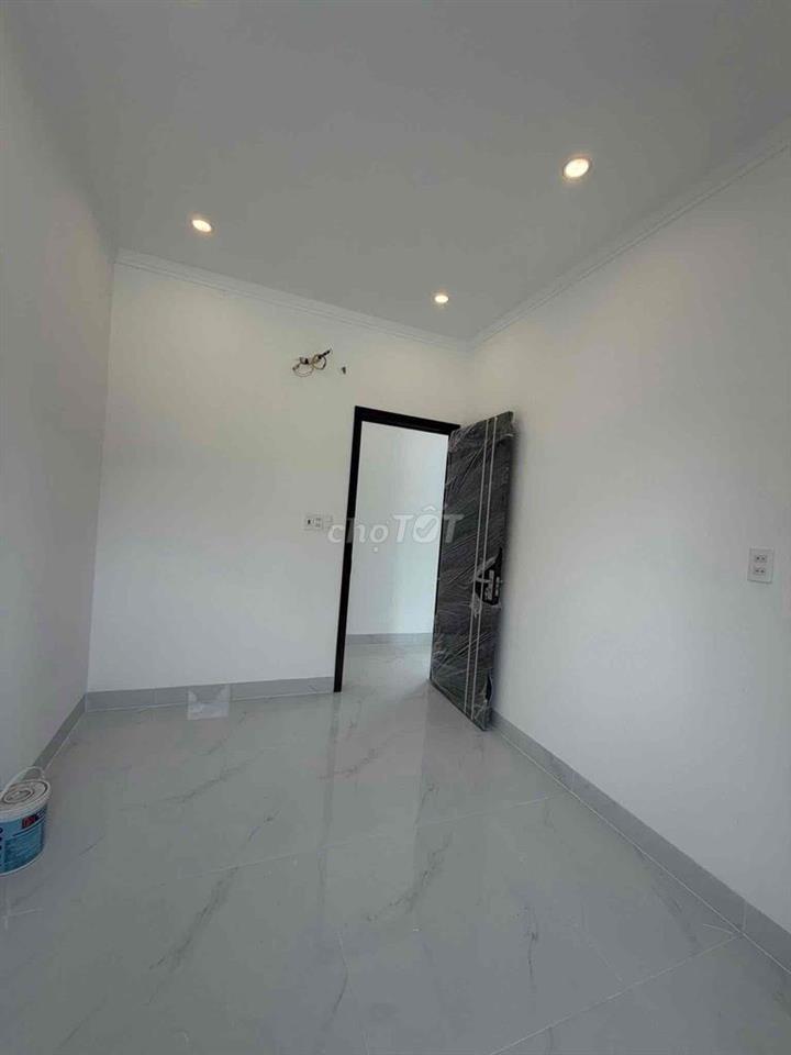 Nhà Bửu Long sát bờ kè