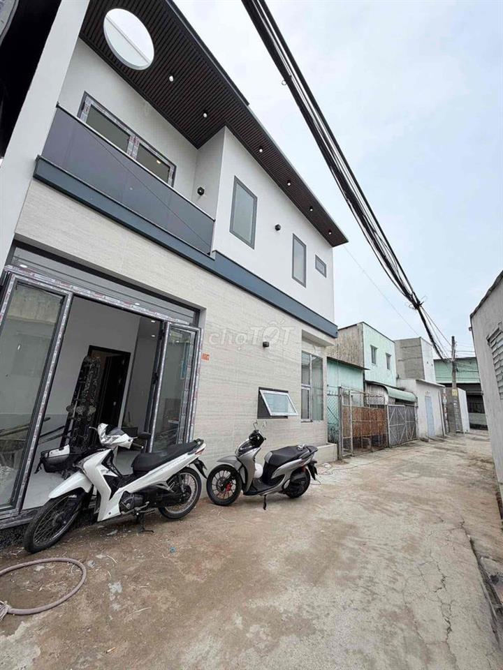 Nhà Bửu Long sát bờ kè