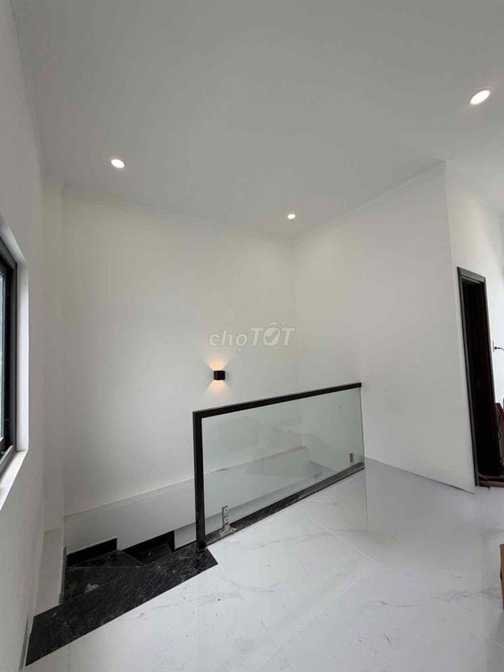 Nhà Bửu Long sát bờ kè